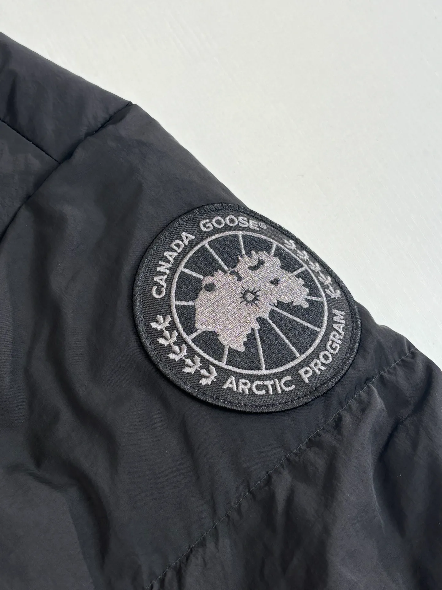 P1010 Canada Goos*/Big Goose Rubber Label Matte Down Jacket The fabric is made of high-quality protective nylon fabric, 90 national standard high-quality white duck down: selected high-fill power velvet, light and warm, with excellent temperature locking performance and good resilience. Three-dimensional quilting technology and precision thread reinforcement prevent lint from being drilled and ensure that the fluffy and resilient elasticity lasts like new.  Size：S/M/L/XL